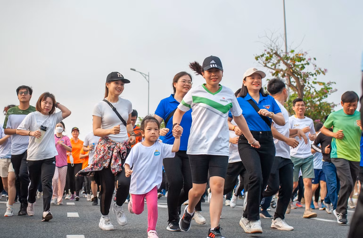 Chương trình chạy vì sức khỏe có sự tham gia của mọi tầng lớp nhân dân Đà Nẵng. Chương trình chạy vì sức khỏe có sự tham gia của mọi tầng lớp nhân dân Đà Nẵng.