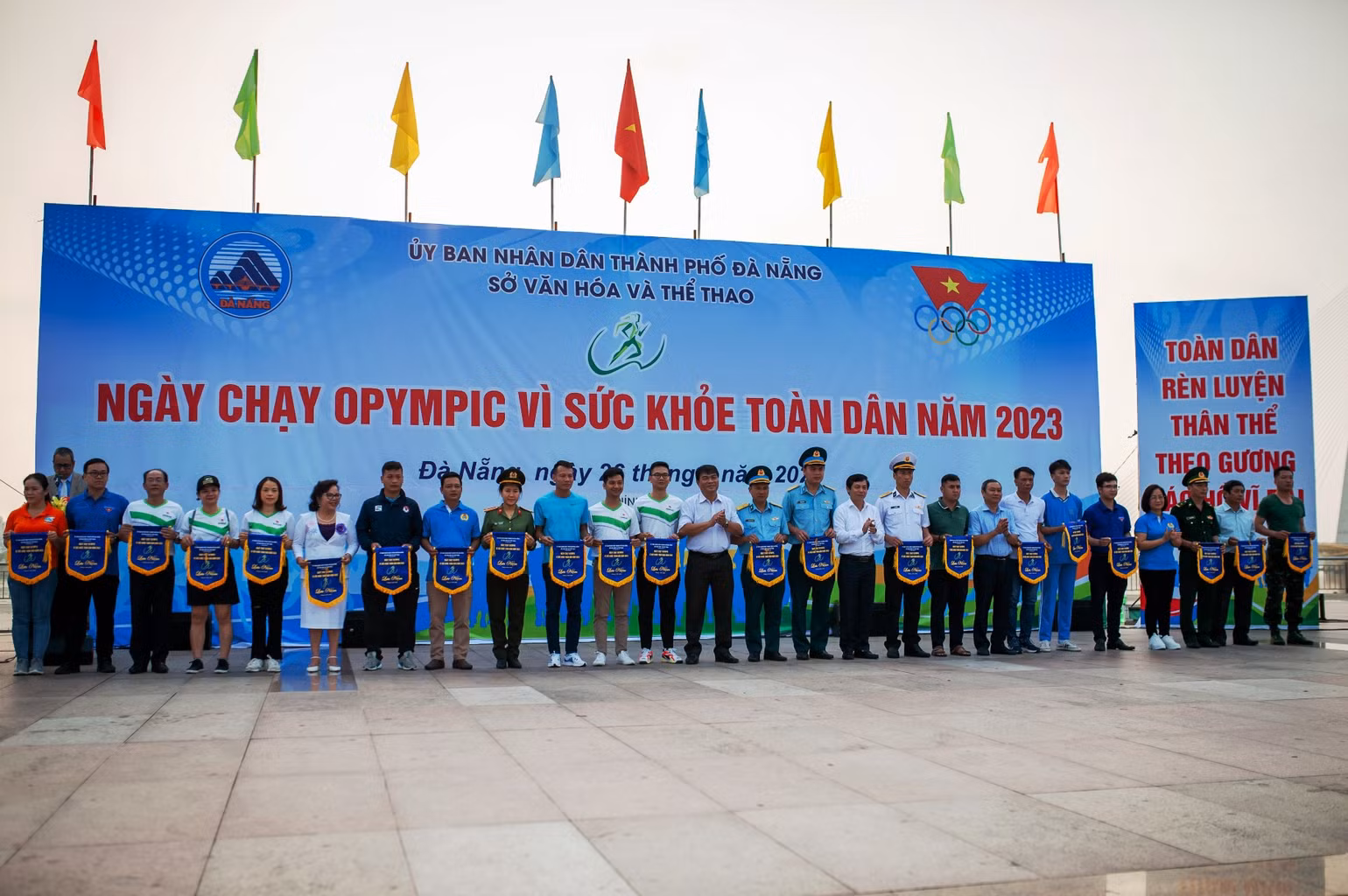 Trao cờ lưu niệm cho đại diện các đơn vị tham dự. Trao cờ lưu niệm cho đại diện các đơn vị tham dự.