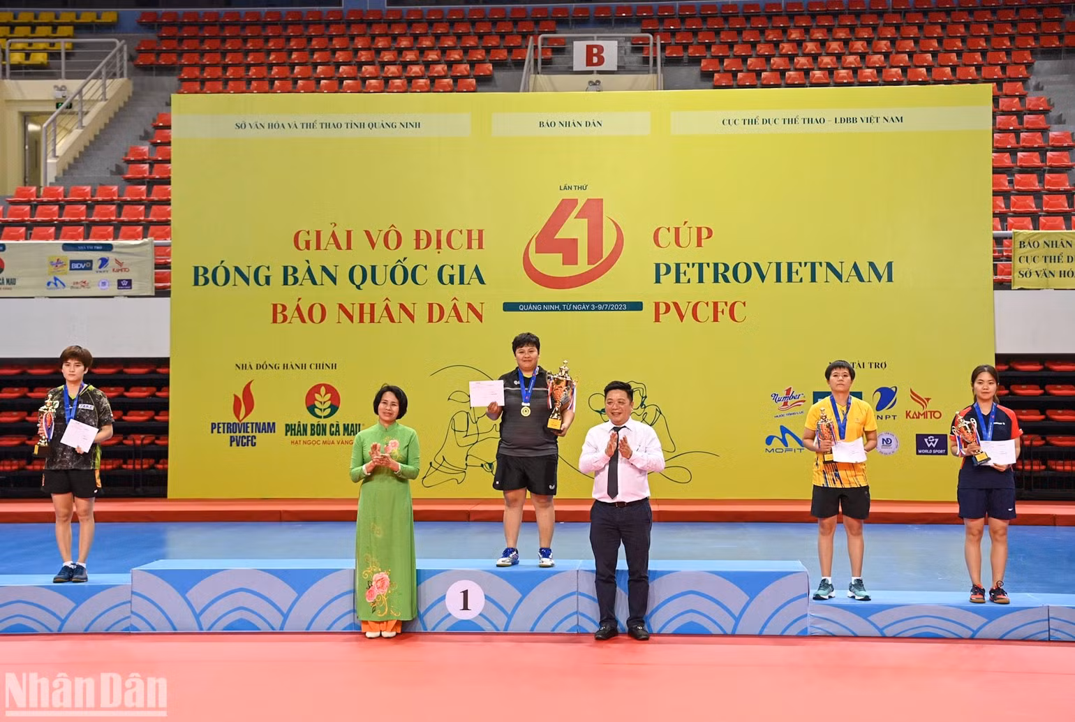 Mai Hoàng Mỹ Trang trên bục vinh quang. Mai Hoàng Mỹ Trang trên bục vinh quang.