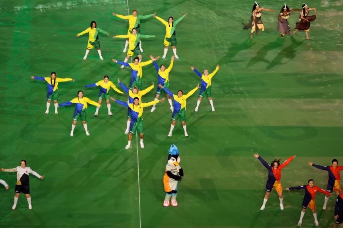 Các vũ công khoác trên mình màu áo của các đội tuyển tham dự World Cup nữ 2023. (Ảnh: Getty)