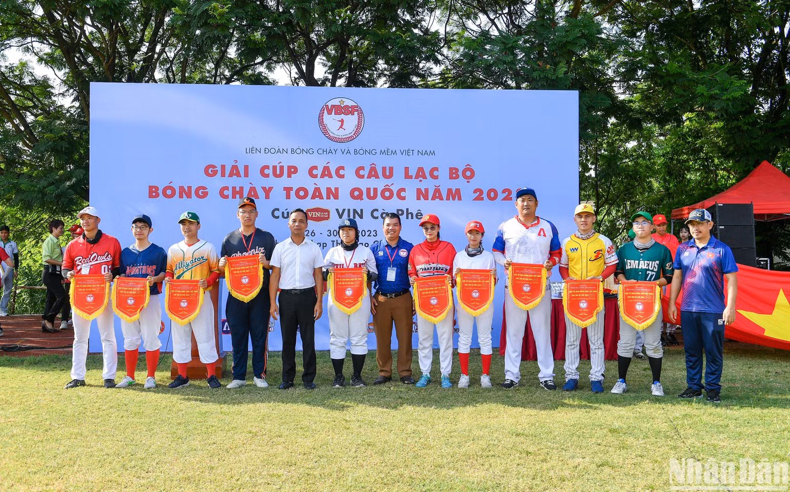 Đại diện các câu lạc bộ nhận cờ lưu niệm từ Ban tổ chức.