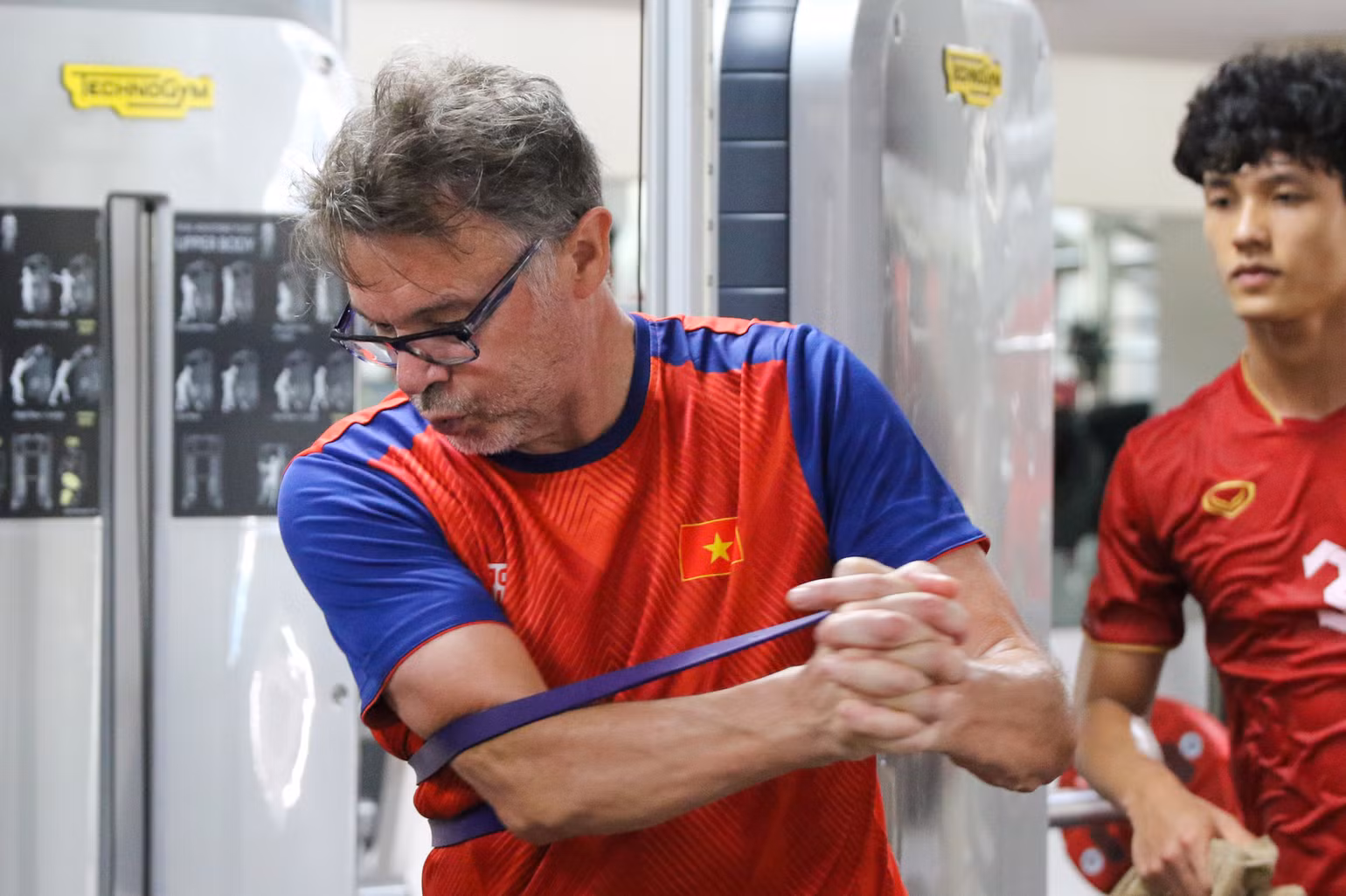 Huấn luyện viên Philippe Troussier tập luyện cùng các học trò. (Ảnh: VFF) Huấn luyện viên Philippe Troussier tập luyện cùng các học trò. (Ảnh: VFF)