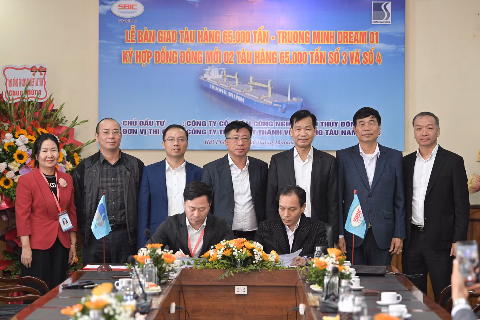 Đại diện Công ty đóng tàu Nam Triệu cùng Công ty công nghiệp tàu thủy Đông Bắc ký kết bàn giao và hợp đồng đóng mới 2 tàu hàng 65.000 tấn số 3 và 4. Đại diện Công ty đóng tàu Nam Triệu cùng Công ty công nghiệp tàu thủy Đông Bắc ký kết bàn giao và hợp đồng đóng mới 2 tàu hàng 65.000 tấn số 3 và 4.