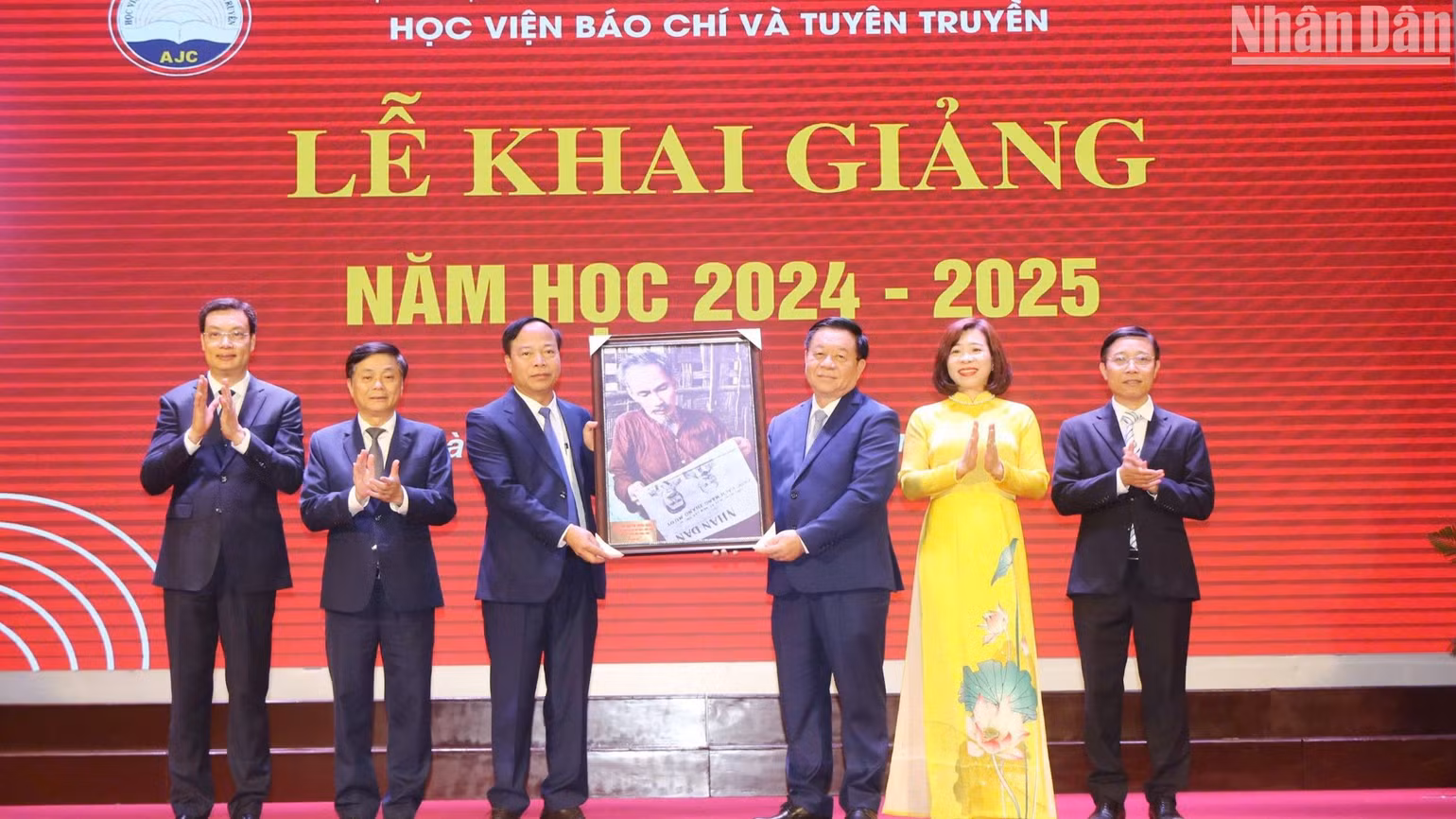 Đồng chí Nguyễn Trọng Nghĩa trao ảnh Bác Hồ tặng Học viện Báo chí và Tuyên truyền nhân ngày khai giảng năm học 2024-2025. Đồng chí Nguyễn Trọng Nghĩa trao ảnh Bác Hồ tặng Học viện Báo chí và Tuyên truyền nhân ngày khai giảng năm học 2024-2025.