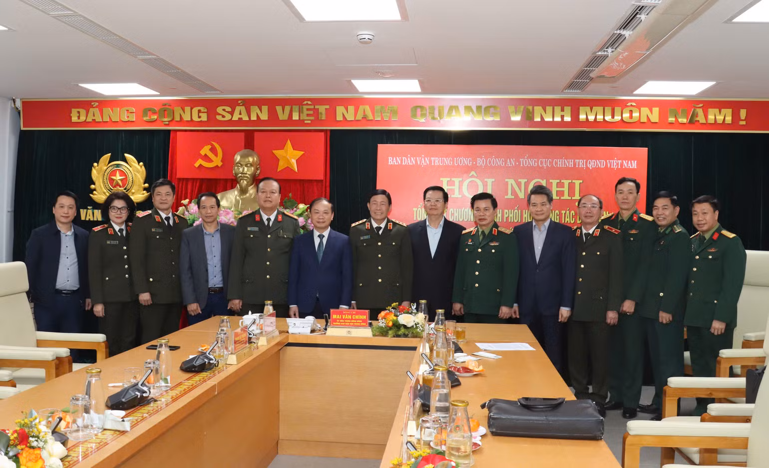 Cấc đại biểu dự hội nghị chụp ảnh chung. Cấc đại biểu dự hội nghị chụp ảnh chung.
