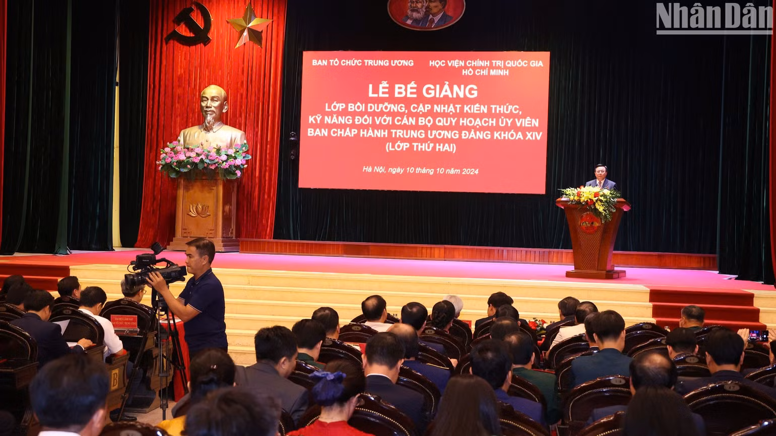 Quang cảnh Lễ bế giảng lớp bồi dưỡng, cập nhật kiến thức, kỹ năng đối với cán bộ quy hoạch Ủy viên Ban Chấp hành Trung ương Đảng khóa XIV (lớp thứ 2). Quang cảnh Lễ bế giảng lớp bồi dưỡng, cập nhật kiến thức, kỹ năng đối với cán bộ quy hoạch Ủy viên Ban Chấp hành Trung ương Đảng khóa XIV (lớp thứ 2).
