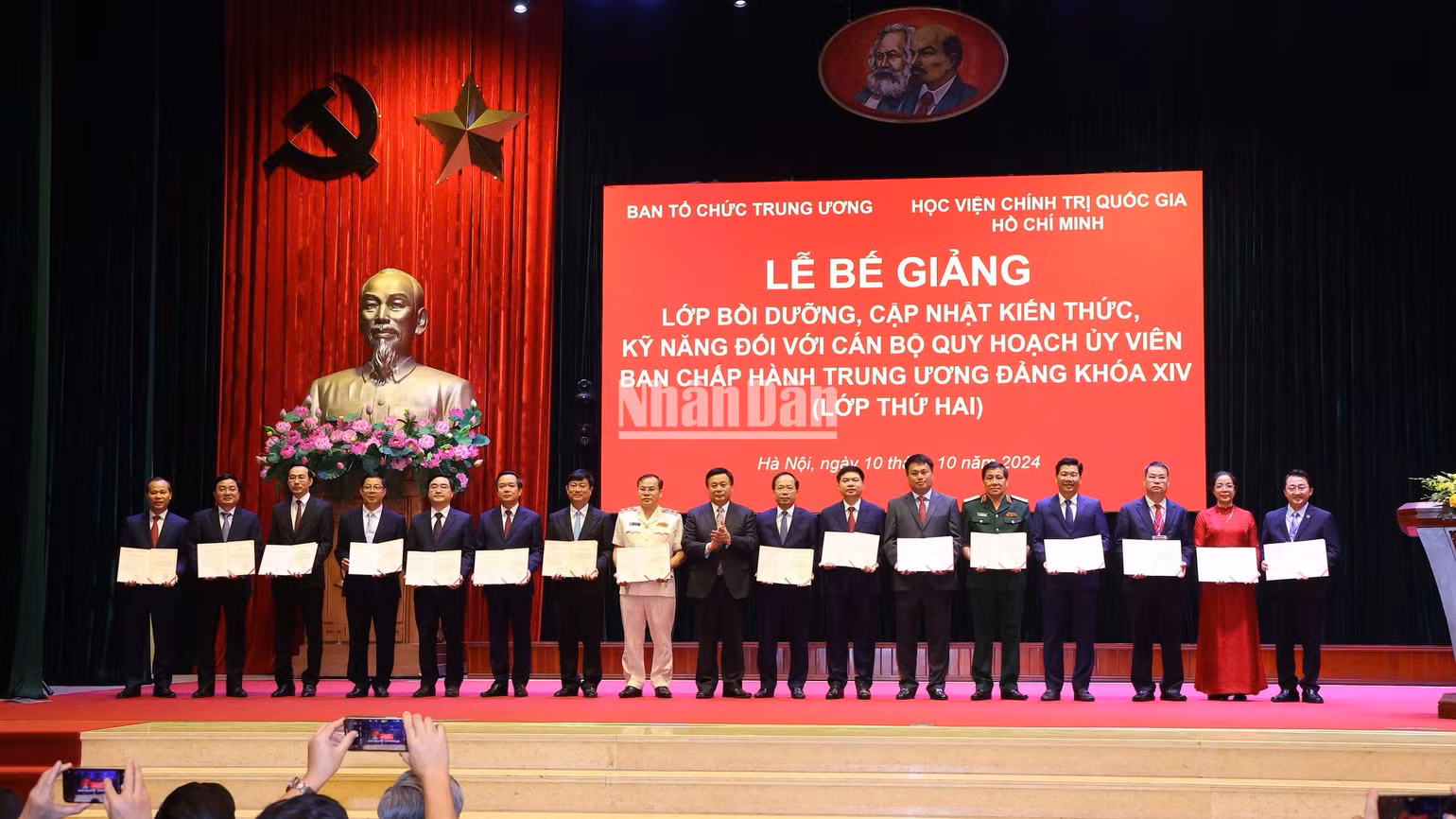 Đồng chí Nguyễn Xuân Thắng trao chứng nhận tốt nghiệp cho các học viên của Lớp bồi dưỡng, cập nhật kiến thức, kỹ năng đối với cán bộ quy hoạch Ủy viên Ban Chấp hành Trung ương Đảng khóa XIV (lớp thứ 2). Đồng chí Nguyễn Xuân Thắng trao chứng nhận tốt nghiệp cho các học viên của Lớp bồi dưỡng, cập nhật kiến thức, kỹ năng đối với cán bộ quy hoạch Ủy viên Ban Chấp hành Trung ương Đảng khóa XIV (lớp thứ 2).