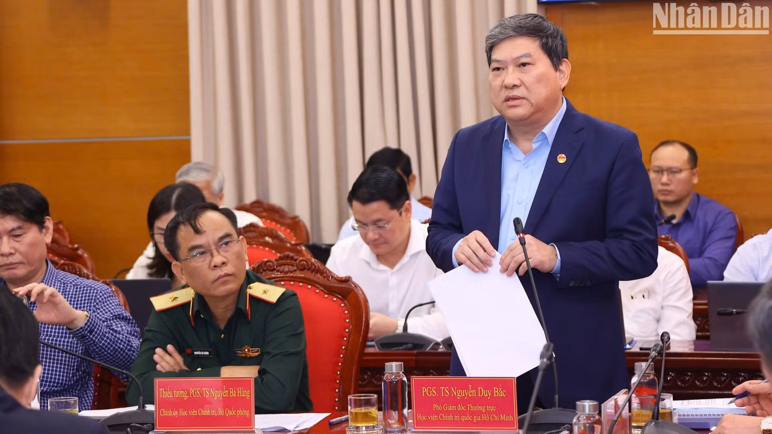 Đại biểu trình bày tham luận tại hội thảo khoa học “Nghiên cứu, vận dụng và phát triển sáng tạo tư tưởng Hồ Chí Minh trong công cuộc xây dựng đất nước và bảo vệ Tổ quốc thời kỳ đổi mới (giai đoạn từ 1986 đến nay, định hướng đến năm 2030 và tầm nhìn đến năm 2045)”.