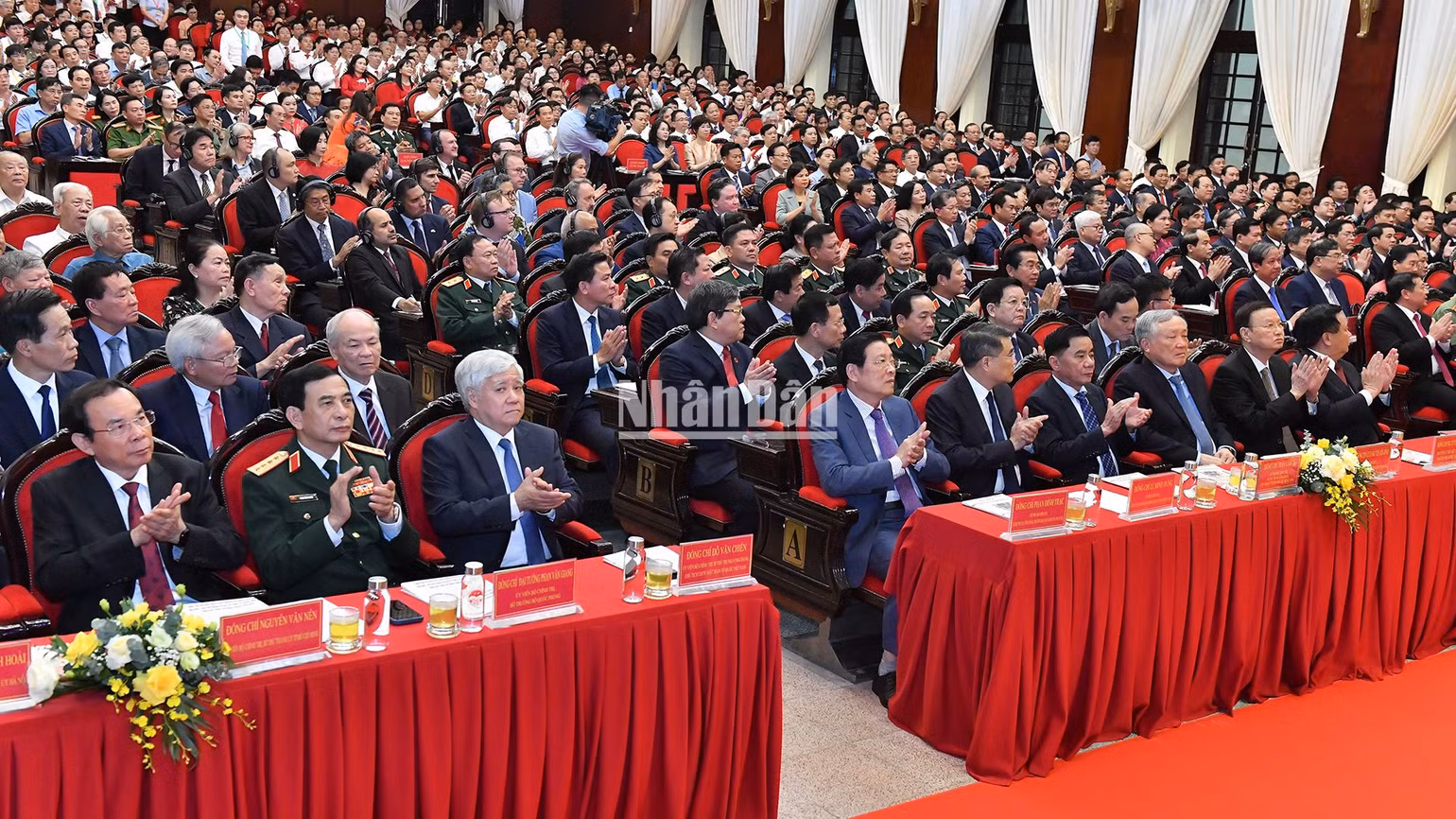 Các đại biểu dự buổi lễ. Các đại biểu dự buổi lễ.