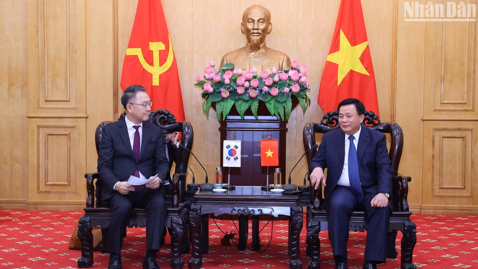 Đồng chí Nguyễn Xuân Thắng, Ủy viên Bộ Chính trị, Giám đốc Học viện Chính trị Quốc gia Hồ Chí Minh, Chủ tịch Hội đồng Lý luận Trung ương tiếp ngài Kim Chae-Hwan, Chủ tịch Viện Phát triển Nguồn nhân lực quốc gia Hàn Quốc. Đồng chí Nguyễn Xuân Thắng, Ủy viên Bộ Chính trị, Giám đốc Học viện Chính trị Quốc gia Hồ Chí Minh, Chủ tịch Hội đồng Lý luận Trung ương tiếp ngài Kim Chae-Hwan, Chủ tịch Viện Phát triển Nguồn nhân lực quốc gia Hàn Quốc.