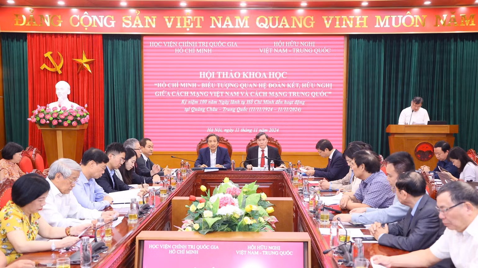 Đại biểu trình bày tham luận tại hội thảo khoa học.
