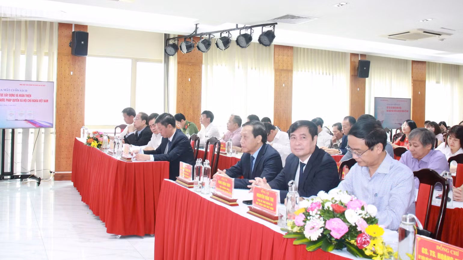 Quang cảnh buổi Lễ ra mắt sách Tiếp tục xây dựng và hoàn thiện Nhà nước pháp quyền xã hội chủ nghĩa Việt Nam. Quang cảnh buổi Lễ ra mắt sách Tiếp tục xây dựng và hoàn thiện Nhà nước pháp quyền xã hội chủ nghĩa Việt Nam.