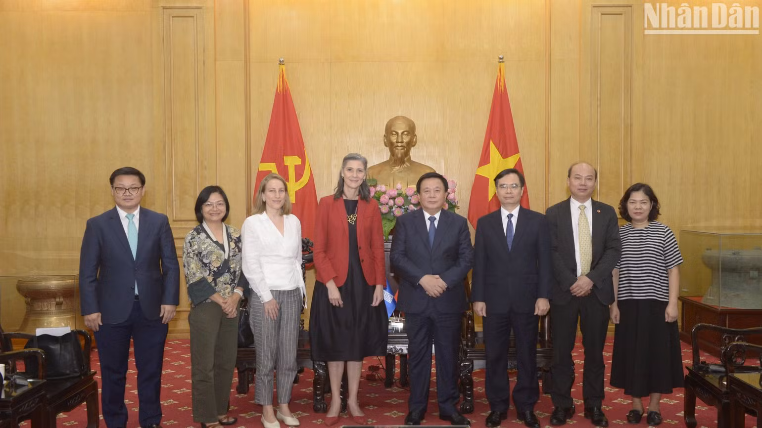 Đồng chí Nguyễn Xuân Thắng, Ủy viên Bộ Chính trị, Giám đốc Học viện Chính trị quốc gia Hồ Chí Minh, Chủ tịch Hội đồng lý luận Trung ương và bà Ramla Khalidi, Trưởng Đại diện Thường trú Chương trình phát triển Liên hợp quốc (UNDP) tại Việt Nam cùng các cộng sự. Đồng chí Nguyễn Xuân Thắng, Ủy viên Bộ Chính trị, Giám đốc Học viện Chính trị quốc gia Hồ Chí Minh, Chủ tịch Hội đồng lý luận Trung ương và bà Ramla Khalidi, Trưởng Đại diện Thường trú Chương trình phát triển Liên hợp quốc (UNDP) tại Việt Nam cùng các cộng sự.