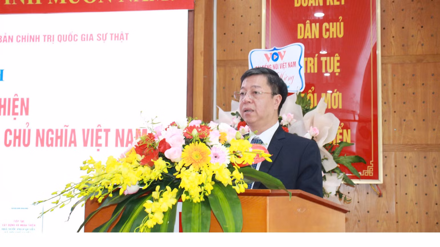 Đồng chí Vũ Trọng Lâm, Giám đốc-Tổng Biên tập Nhà xuất bản Chính trị quốc gia Sự thật phát biểu tại lễ ra mắt sách Tiếp tục xây dựng và hoàn thiện Nhà nước pháp quyền xã hội chủ nghĩa Việt Nam. Đồng chí Vũ Trọng Lâm, Giám đốc-Tổng Biên tập Nhà xuất bản Chính trị quốc gia Sự thật phát biểu tại lễ ra mắt sách Tiếp tục xây dựng và hoàn thiện Nhà nước pháp quyền xã hội chủ nghĩa Việt Nam.
