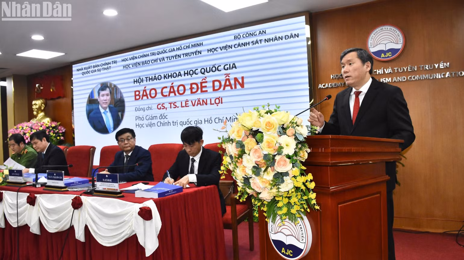 Đồng chí Lê Văn Lợi, Phó Giám đốc Học viện Chính trị quốc gia Hồ Chí Minh phát biểu tại Hội thảo. Đồng chí Lê Văn Lợi, Phó Giám đốc Học viện Chính trị quốc gia Hồ Chí Minh phát biểu tại Hội thảo.