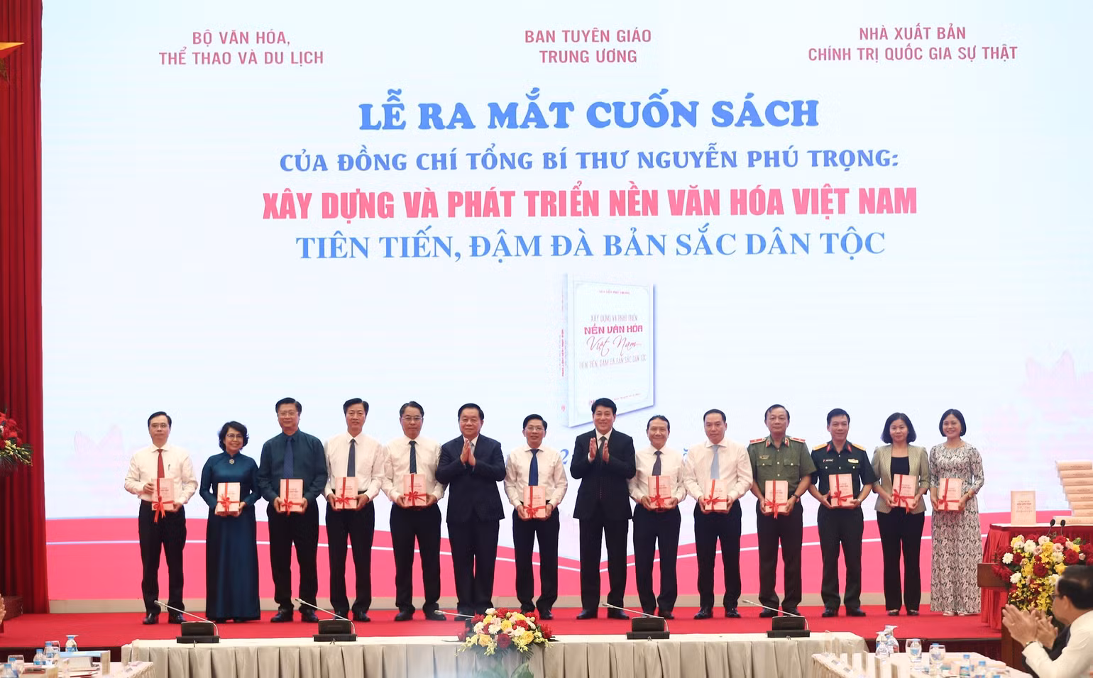 Các đại biểu được tặng sách của Tổng Bí thư chụp ảnh lưu niệm. Các đại biểu được tặng sách của Tổng Bí thư chụp ảnh lưu niệm.
