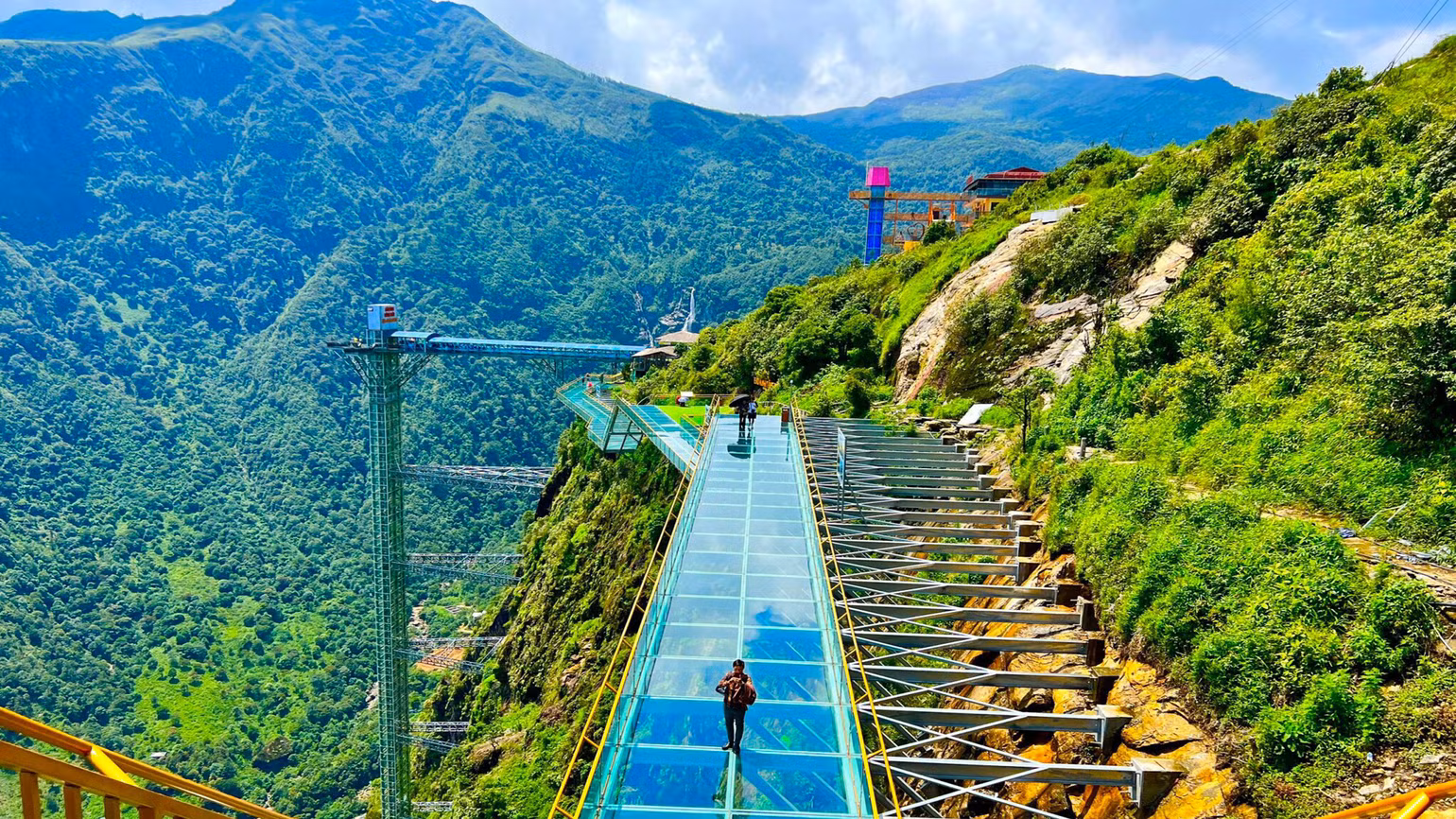 Hệ thống thang máy ngoài trời cao 305m, cầu kính vươn ra vách núi và cầu kính bám quanh vách núi tổng chiều dài mặt cầu 768m.