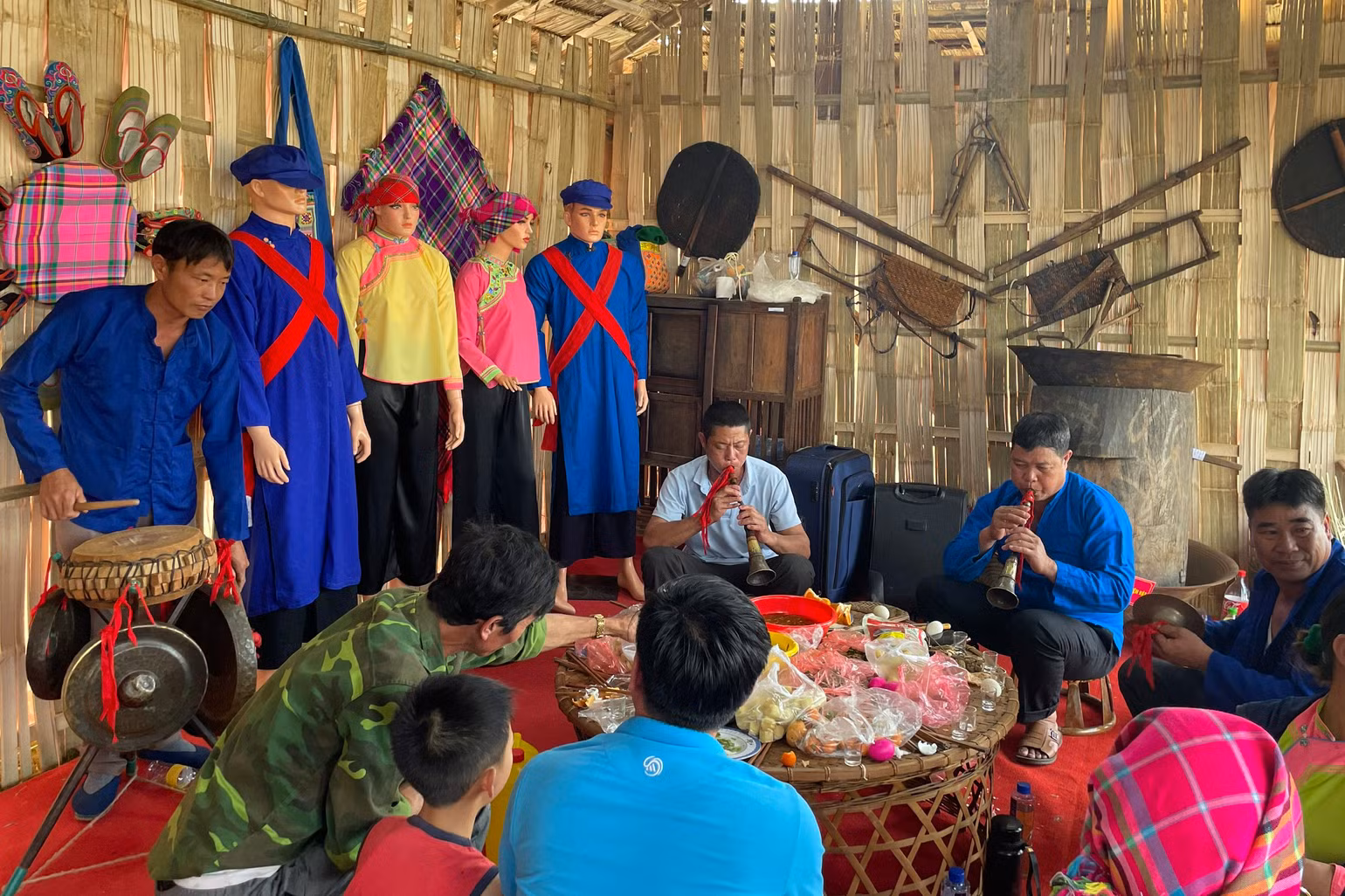 Trải nghiệm không gian văn hóa, ẩm thực của người dân bản địa. Trải nghiệm không gian văn hóa, ẩm thực của người dân bản địa.