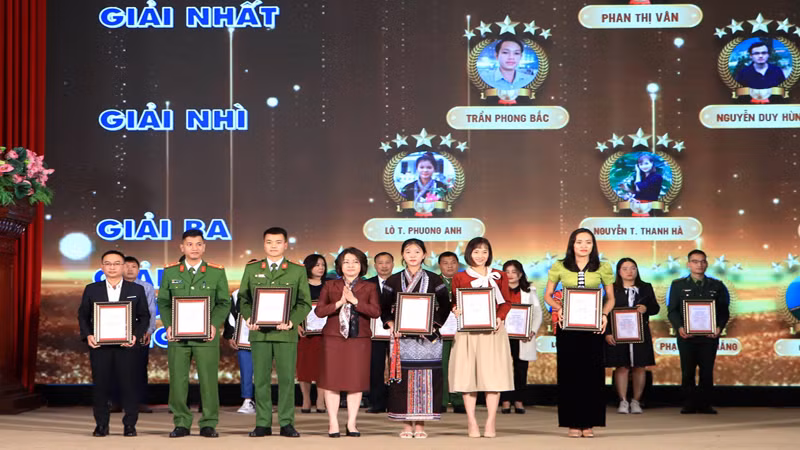 Trao giấy chứng nhận cho các cá nhân đạt giải. Trao giấy chứng nhận cho các cá nhân đạt giải.