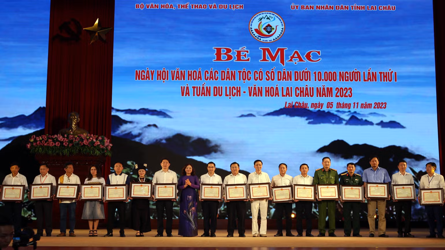 Tặng Bằng khen cho các tập thể, cá nhân có thành tích xuất sắc trong công tác tham mưu, tổ chức Ngày hội.