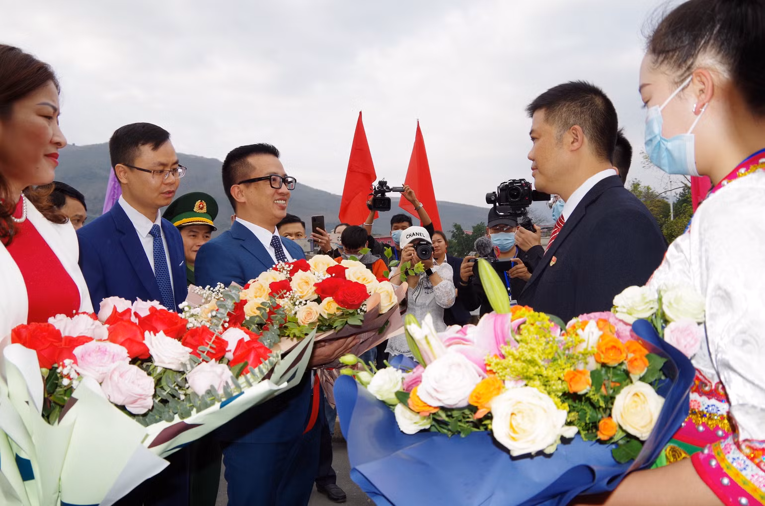 Đại diện đơn vị quản lý cửa khẩu Ma Lù Thàng (Việt Nam), Kim Thủy Hà (Trung Quốc) tặng hoa chúc mừng thông quan hoàn toàn các hoạt động xuất nhập khẩu, xuất nhập cảnh tại cửa khẩu Ma Lù Thàng.