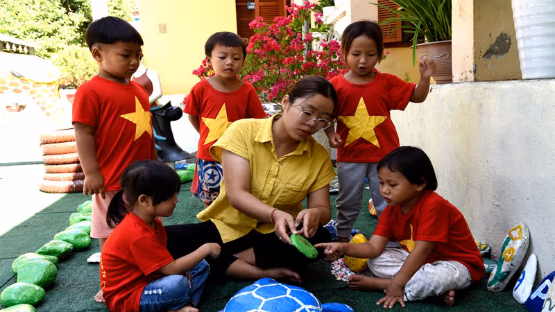 Môi trường giáo dục được đầu tư, học sinh học tập và phát triển toàn diện hơn. Môi trường giáo dục được đầu tư, học sinh học tập và phát triển toàn diện hơn.