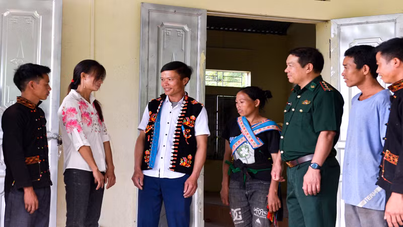 Bí thư trẻ tâm huyết của bà con Mán Tiển ảnh 1 Bí thư trẻ tâm huyết của bà con Mán Tiển ảnh 1