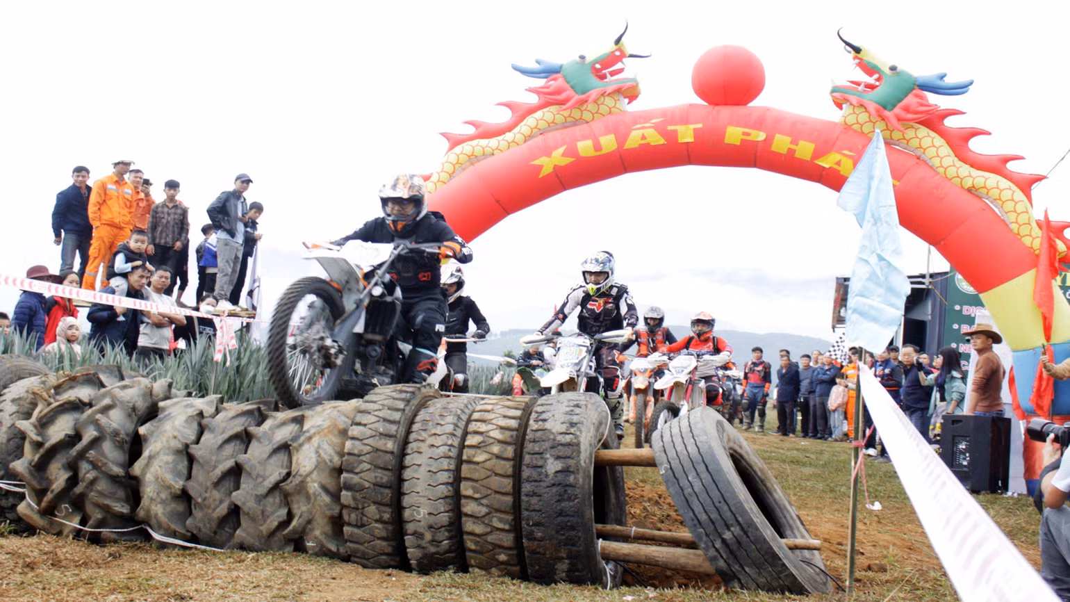 Các vận động viên tham gia tranh tài ở 3 hạng là phong trào, bán chuyên nghiệp và chuyên nghiệp.