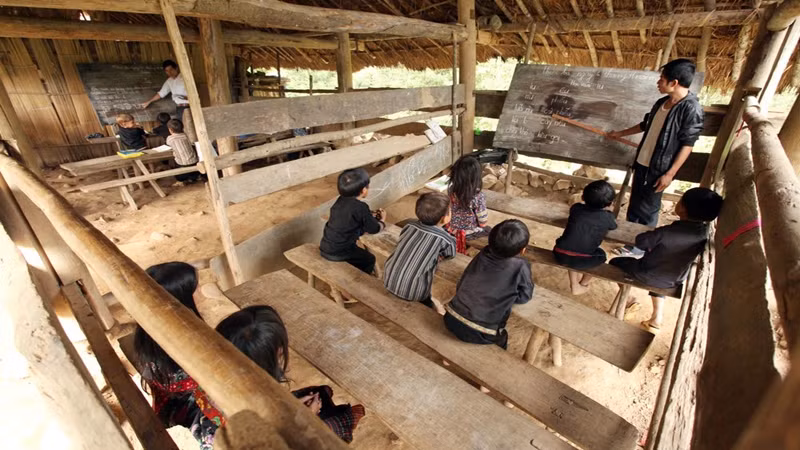 Chỉ cách đây hơn chục năm, sự học ở các bản vùng sâu, xa của Mường Tè còn rất nhiều khó khăn. Chỉ cách đây hơn chục năm, sự học ở các bản vùng sâu, xa của Mường Tè còn rất nhiều khó khăn.