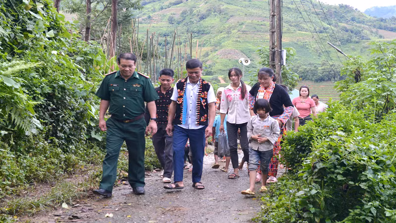 Bí thư trẻ tâm huyết của bà con Mán Tiển ảnh 2 Bí thư trẻ tâm huyết của bà con Mán Tiển ảnh 2