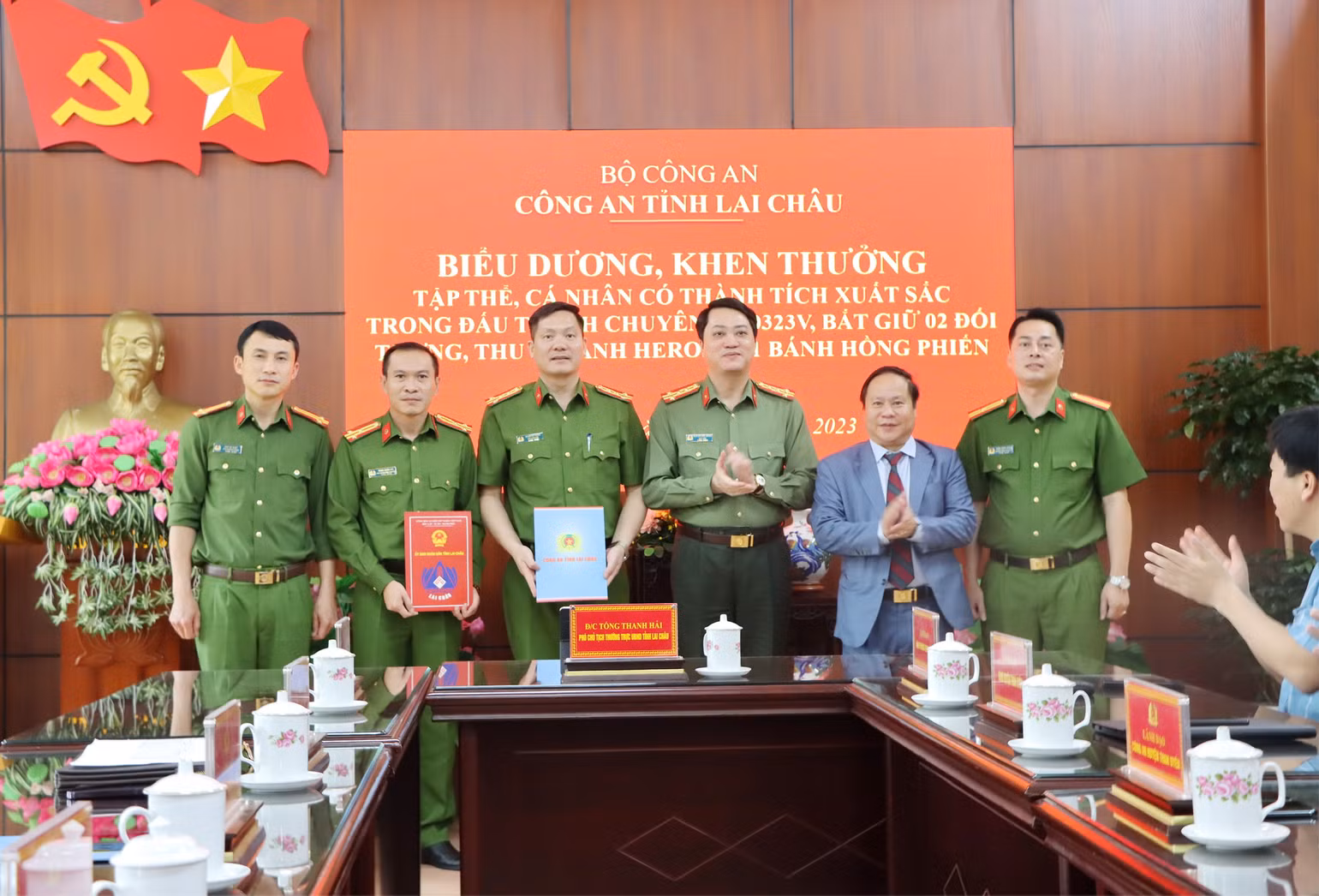 Khen thưởng các đơn vị tham gia đấu tranh chuyên án.