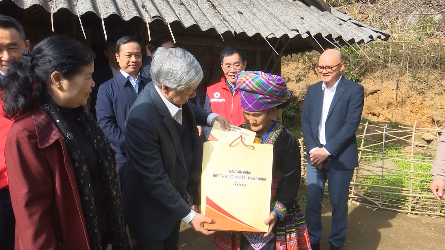 Trao quà cho các hộ nghèo tại xã Giang Ma, huyện Tam Đường, tỉnh Lai Châu. Trao quà cho các hộ nghèo tại xã Giang Ma, huyện Tam Đường, tỉnh Lai Châu.