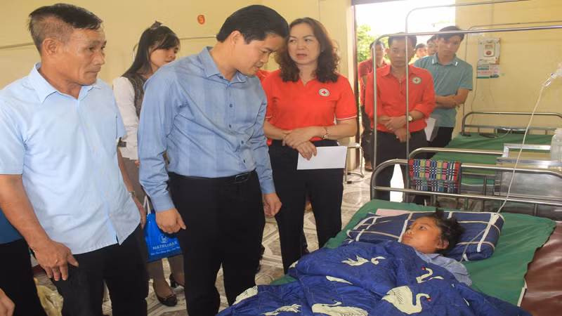 Lãnh đạo tỉnh Lai Châu và nhiều tổ chức, cá nhân thăm, động viên nạn nhân và các gia đình bị thiệt hại do mưa lũ. Lãnh đạo tỉnh Lai Châu và nhiều tổ chức, cá nhân thăm, động viên nạn nhân và các gia đình bị thiệt hại do mưa lũ.