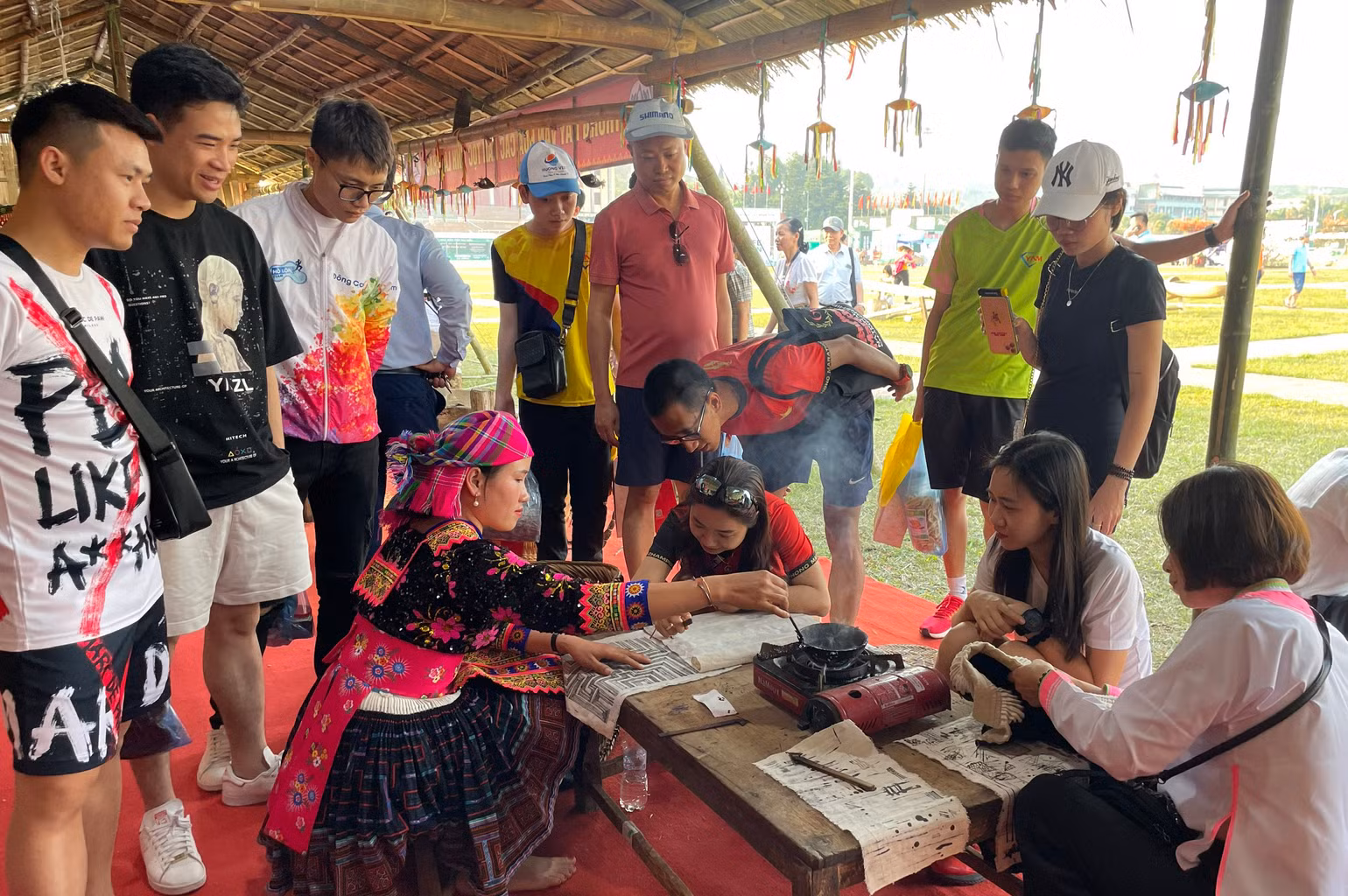 Vận động viên, du khách tham dự Giải Marathon có cơ hội trải nghiệm không gian văn hóa bản địa. Vận động viên, du khách tham dự Giải Marathon có cơ hội trải nghiệm không gian văn hóa bản địa.