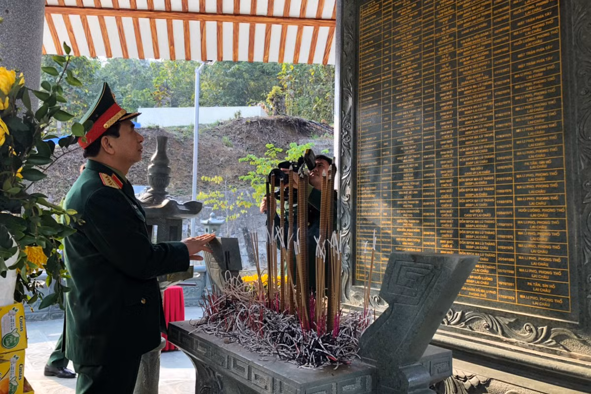 Dâng hương tưởng niệm các Anh hùng liệt sĩ tại bia tưởng niệm xã Ma Ly Pho, huyện Phong Thổ.