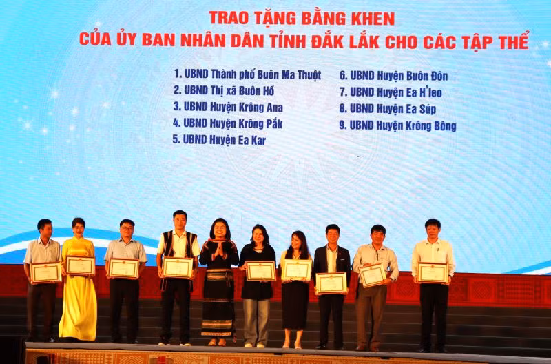 Phó Chủ tịch Ủy ban nhân dân tỉnh Đắk Lắk H’Yim Kđoh tặng Bằng khen của Ủy ban nhân dân tỉnh cho các tập thể vì đã có thành tích trong tổ chức và tham gia Ngày hội. Phó Chủ tịch Ủy ban nhân dân tỉnh Đắk Lắk H’Yim Kđoh tặng Bằng khen của Ủy ban nhân dân tỉnh cho các tập thể vì đã có thành tích trong tổ chức và tham gia Ngày hội.