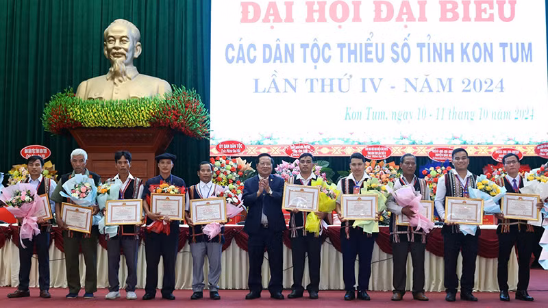 Tặng Bằng khen của Chủ tịch Ủy ban nhân dân tỉnh Kon Tum cho các tập thể, cá nhân.