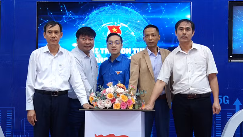 Các đại biểu bấm nút Khởi động chương trình Chuyển đổi số.