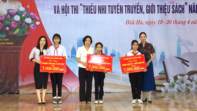 Trao tặng kinh phí trang bị đầu sách cho thư viện các trường học trên địa bàn tỉnh Kon Tum. Trao tặng kinh phí trang bị đầu sách cho thư viện các trường học trên địa bàn tỉnh Kon Tum.