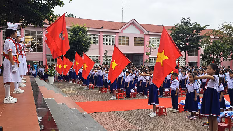 Nghi thức chào cờ của học sinh Trường Tiểu học Thực hành sư phạm Ngụy Như Kon Tum