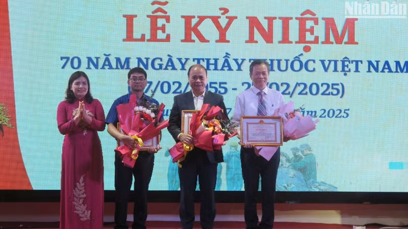 Tặng Bằng khen của Ủy ban nhân dân tỉnh Kon Tum cho 3 tập thể.
