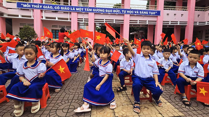 Các em học sinh lớp 1 Trường Tiểu học Thực hành sư phạm Ngụy Như Kon Tum háo hức bước vào năm học mới