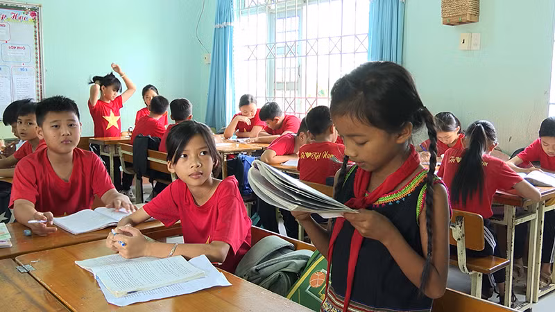 Em Y Duyên B, học sinh Trường Tiểu học Lê Văn Tám thích thú với kiến thức về chiến dịch Điện Biên Phủ. Em Y Duyên B, học sinh Trường Tiểu học Lê Văn Tám thích thú với kiến thức về chiến dịch Điện Biên Phủ.