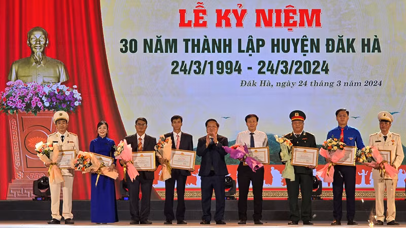 Tặng Bằng khen cho 3 tập thể và 5 cá nhân Tặng Bằng khen cho 3 tập thể và 5 cá nhân