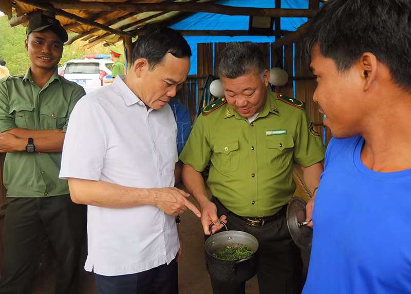 Phó Thủ tướng Trần Lưu Quang kiểm tra thực tế công tác quản lý, bảo vệ rừng tại Trạm quản lý bảo vệ rừng Ya Krei