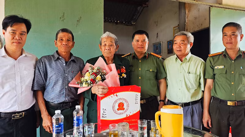 Cán bộ, chiến sĩ Công an huyện Đăk Hà tặng quà, tri ân chiến sĩ Điện Biên Thái Văn Lũy. Cán bộ, chiến sĩ Công an huyện Đăk Hà tặng quà, tri ân chiến sĩ Điện Biên Thái Văn Lũy.