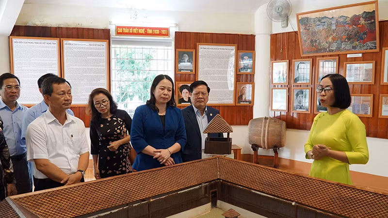 Quyền Chủ tịch nước tham quan Nhà trưng bày Khu di tích lịch sử quốc gia Ngục Kon Tum
