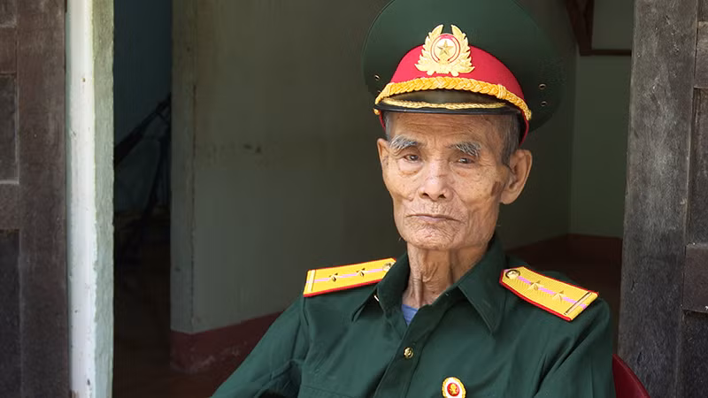 Ông Nguyễn Văn Thanh bùi ngùi khi nghĩ đến các đồng chí, đồng đội đã hi sinh. Ông Nguyễn Văn Thanh bùi ngùi khi nghĩ đến các đồng chí, đồng đội đã hi sinh.