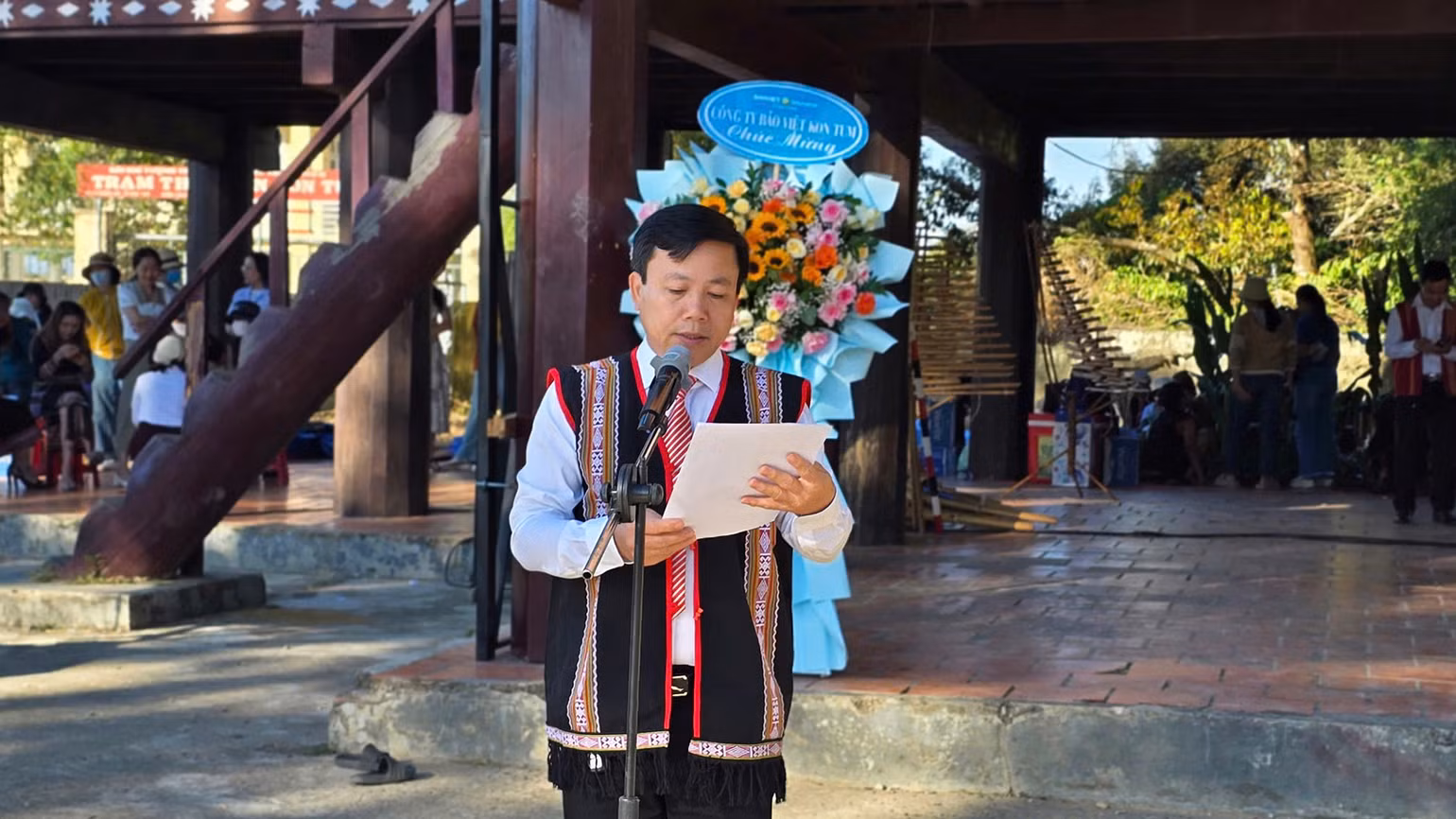 Nhà giáo ưu tú Thái Khắc Hòa phát biểu khai mạc liên hoan.