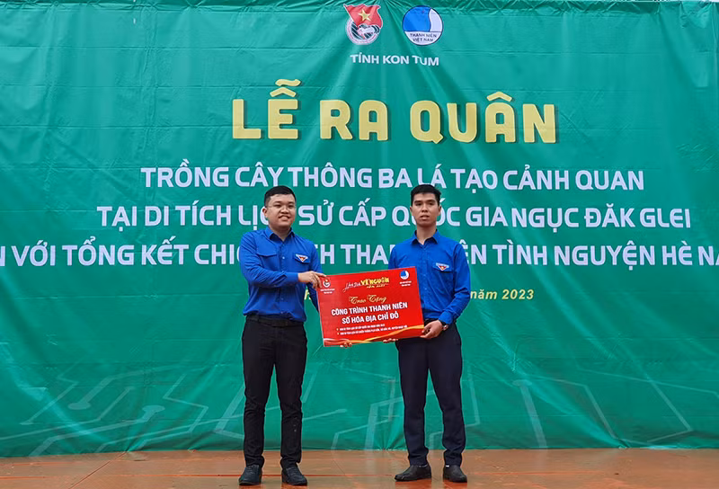 Trao tặng công trình thanh niên số hóa địa chỉ đỏ